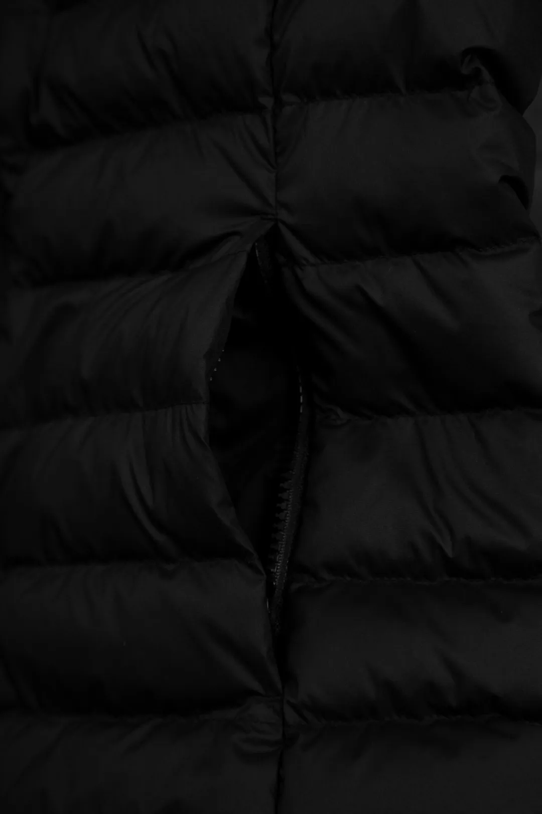 P340 Actual Photos [Popular in Winter] Style No.: 25125# Color: Black/Navy Blue/Almond Size: S-XL - Ralph Lauren/Ralph Lauren 2025FW Popular Winter Item Stand Collar Three-Zip Couple Style Rib Down Vest Vest - Craftsmanship 400T diamond-proof nylon on the face Grid down filling inside 400T high-density gallbladder isolation - Correct slightly waisted version on both sides The placket is made of cotton webbing and has double zipper pockets on both sides - RL's hottest vest this year. Out of stock at counters. A treasure item with a winter atmosphere. It comes in three basic colors. It can be worn by both men and women, especially the creamy white with a warm red feel. Comes with a beauty filter, which girls love. The overall fluffiness is just right. It is light and not bloated. It is very chill. It can enhance the overall fashion sense whether worn outside or inside.